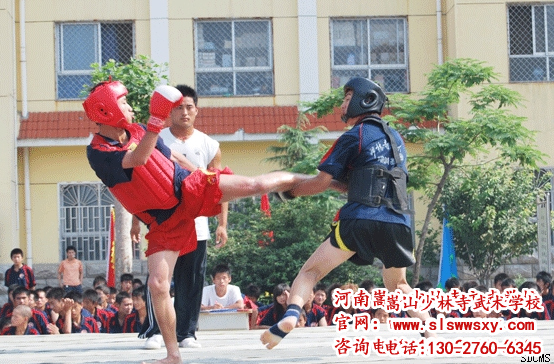 中岳庙前少林武术学校武僧精彩表演