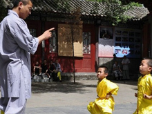 少林方武学校师傅正在教导学员图片