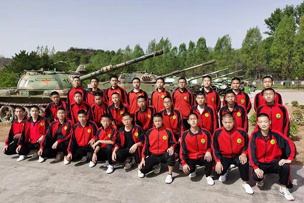 嵩山少林武术学校学生军营体验合影，展现集体归属感