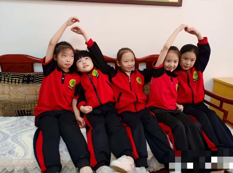 嵩山少林武术学校五位女生比心合影，展现同学间真挚友谊