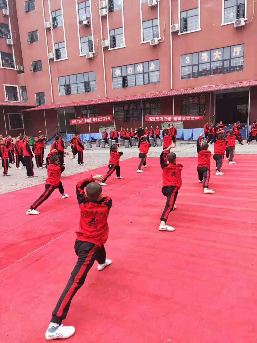 嵩山少林武术学校武术课堂实拍，教练全程在场指导监督