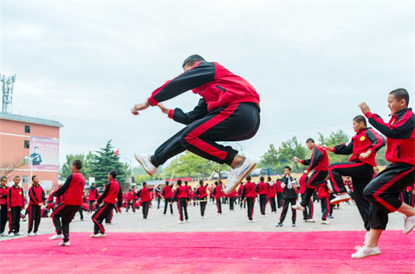 学武术是去武校好还是武馆好？登封少林寺武校