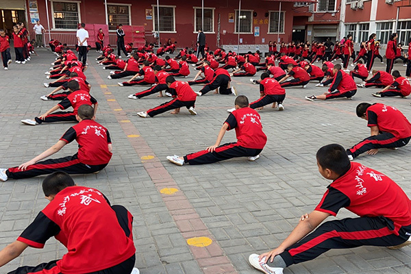 嵩山少林寺武校学武术花多少钱一年？学会了武术干什么工作?
