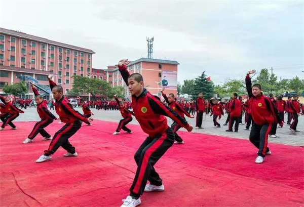 嵩山少林寺学校收费标准一年多少钱？学武术前