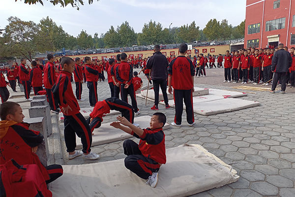 登封少林寺武校哪家正规一年多少钱？女子武术班怎么样